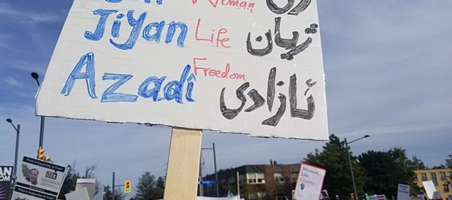 Iran. Per fermare il boia la protesta arriva sotto la prigione