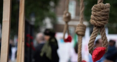 Iran. Messaggio di morte all’Europa: impiccato l’ex viceministro Akbari