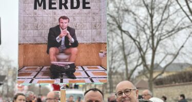 Pensioni, Macron scavalca il parlamento mentre la rivolta continua
