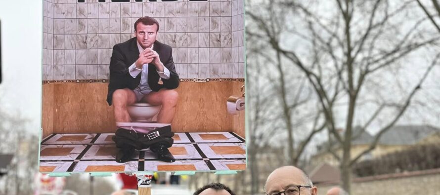 Pensioni, Macron scavalca il parlamento mentre la rivolta continua