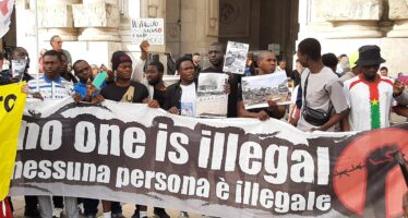 Da Marsiglia, il papa sferza i governi: «I migranti non invadono»