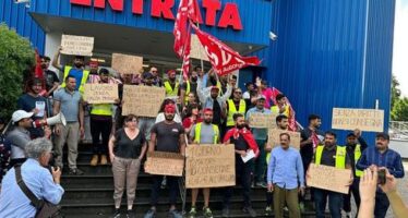 Mondo Convenienza, sfruttati e picchiati i lavoratori in sciopero