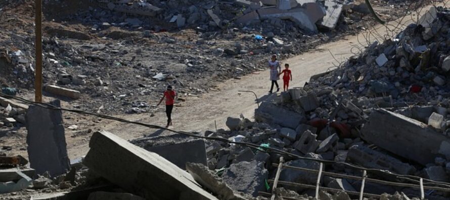 Gaza. Civili in fuga dall’inferno di Khan Yunis sotto le bombe