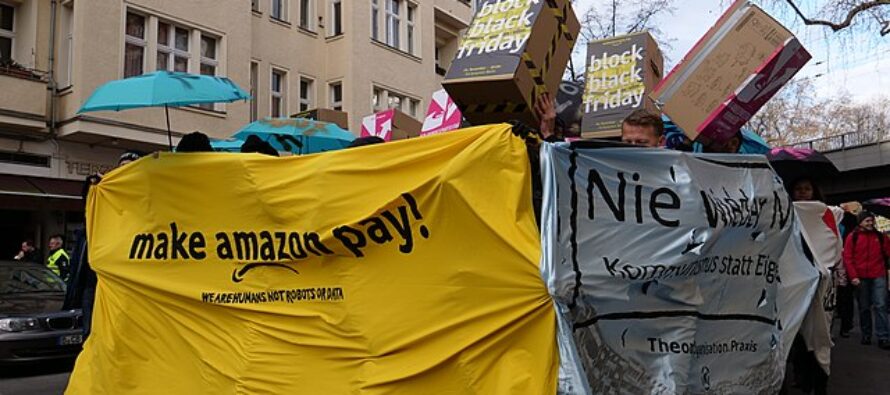 Nel Black Friday la protesta diventa globale: «Make Amazon Pay»