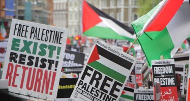 Londra: 800mila sfilano (con le bandiere) in solidarietà con la Palestina