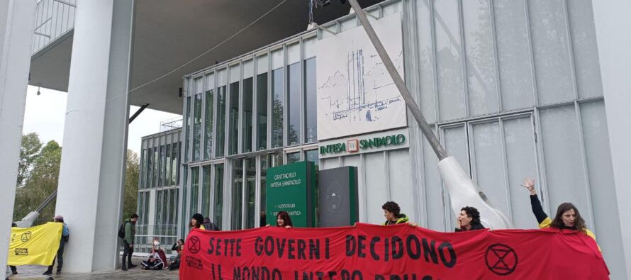Clima. G7 ambiente di Torino, ecoattivisti incatenati per protesta